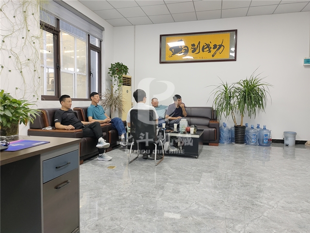 客戶(hù)前來(lái)洽談竹屑炭化機(jī)