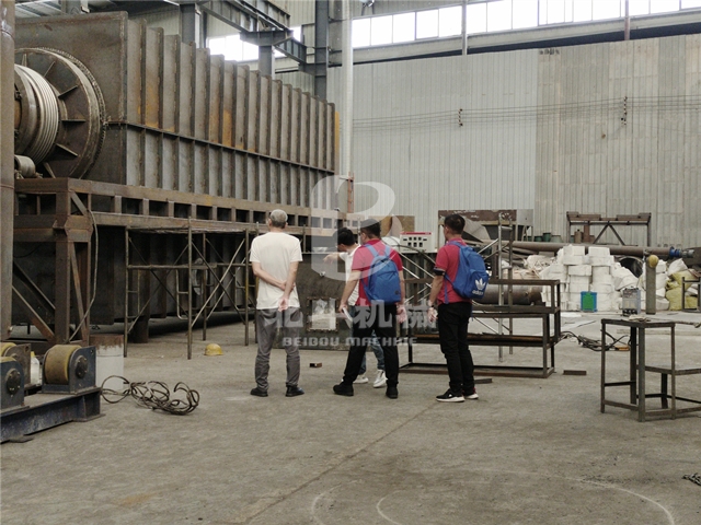 客戶(hù)參觀新型連續(xù)式稻殼炭化機(jī)制造現(xiàn)場(chǎng)