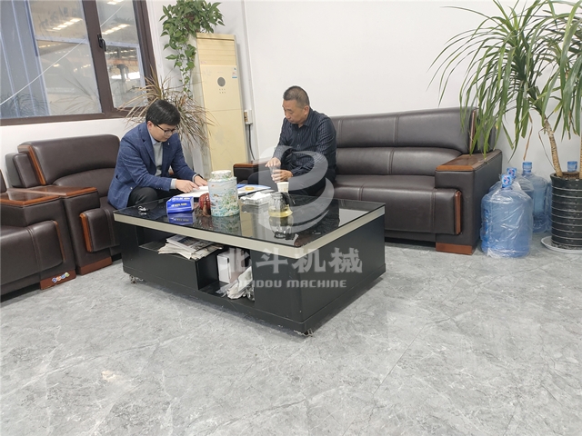 客戶和我公司經(jīng)理就板栗果殼炭化機進行洽談